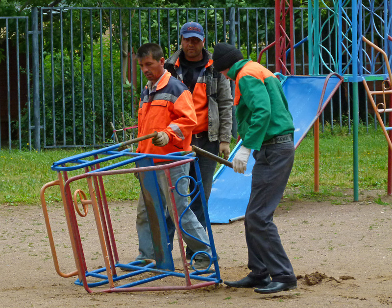 Демонтаж детской площадки в Челябинске