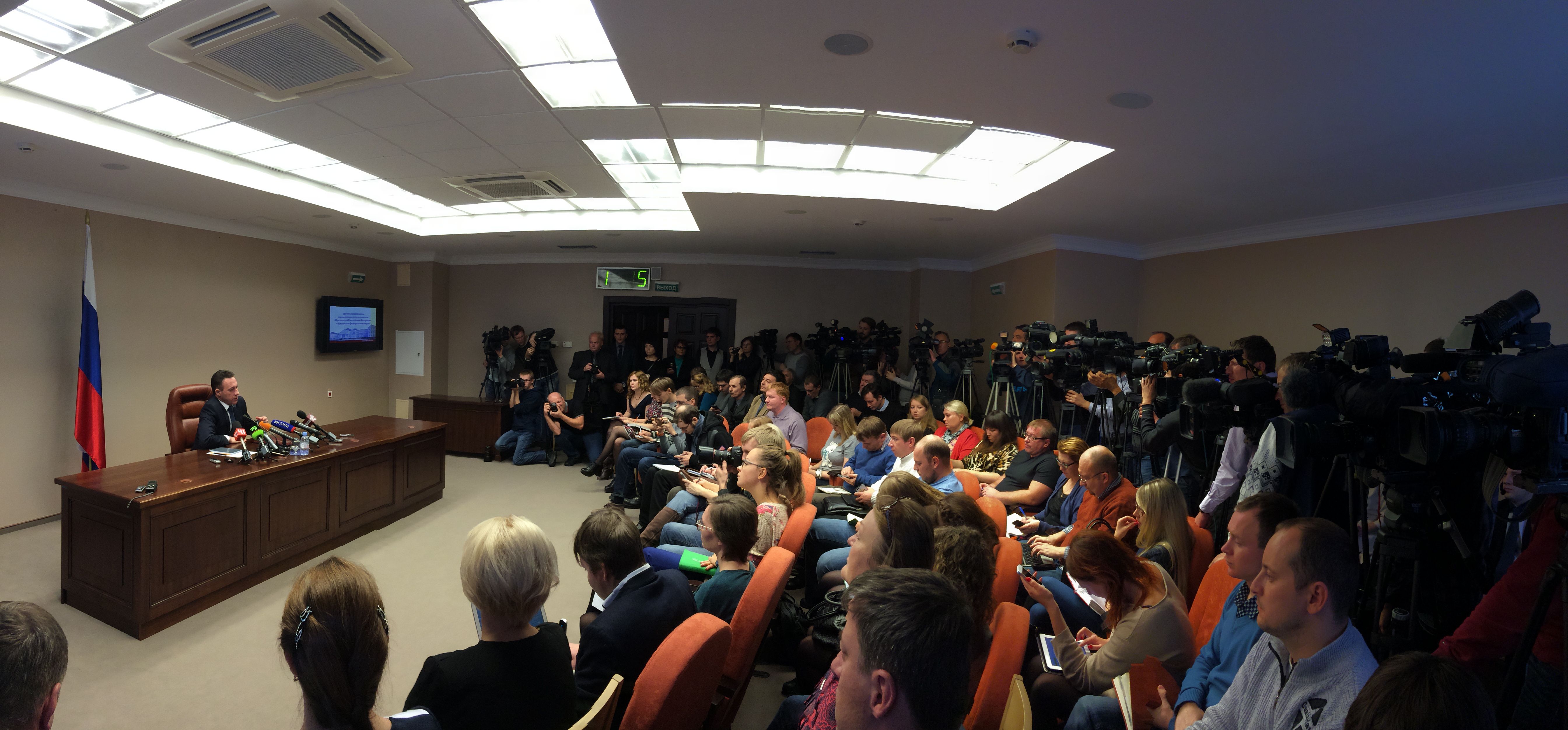Ежегодная пресс-конференция для журналистов полпреда президента в УрФО Игоря Холманских в 2014 году
