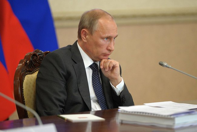 Владимир Путин на заседании Президиума Госсовета РФ слушает доклад Владимира Якушева